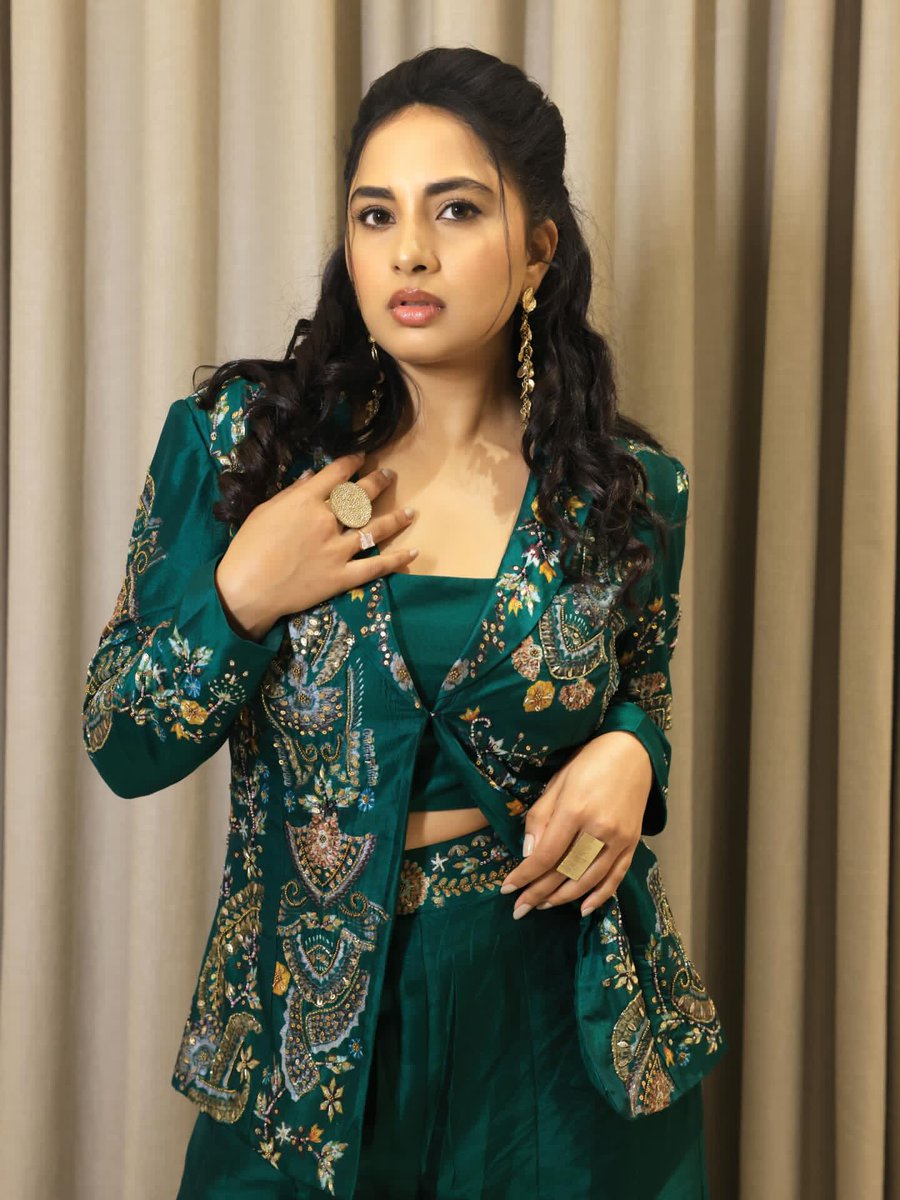 KollywoodCinima's tweet photo. . @srushtiDange radiates graceful elegance, confident charm, and captivating beauty, effortlessly drawing admiration with her expressive presence and stylish screen appeal ✨

#SrushtiDange #KollywoodCinima #KcGallery #Sai #Cinema #Heroine #Actress https://t.co/62yTPvlG85