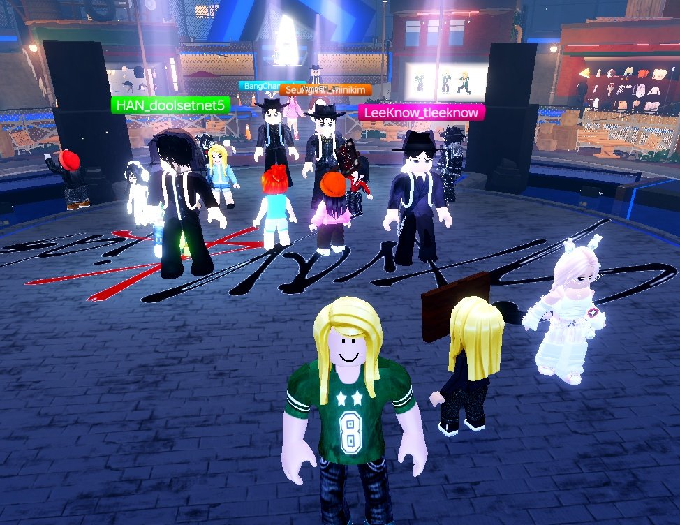 AGuyWithARat's tweet photo. @Stray_Kids @Roblox I met skz on roblox!? https://t.co/KSU0rMshkY