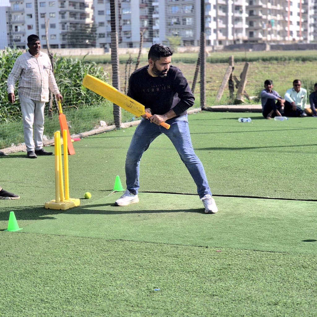 આજરોજ કોંગ્રેસ પક્ષ નાં તમામ હોદ્દેદારો અને મિત્રો સાથે બોક્સ ક્રિકેટ રમી ને હળવાશ ની પળો માં બહુ લાંબા સમય બાદ ક્રિકેટ રમવાનો આનંદ લીધો.
#Morbi #Gujrat #Cricket