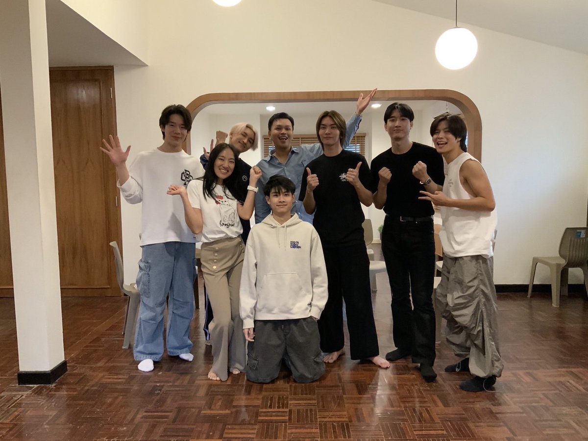 Workshop ครั้งแรก ก่อนถ่าย Pilot กันยายนปีที่แล้ว / เราไม่เคยมีโอกาสร่วมงานกับน้องนอกค่ายเลย ...นี่คือครั้งแรก น้องๆน่ารักมาก แพชชั่นเต็มที่สุดๆ โดยเฉพาะเฮียฟู่กับมูมู่ และชอบที่ทุกคนเอามุกมาขายตอนถ่ายทำตลอด ถ่ายจริงจะขนาดไหนเนี่ย

#พี่ฟากชอบเธอมู่Xบอสโนอึล
#CrazyLoveMooMoo