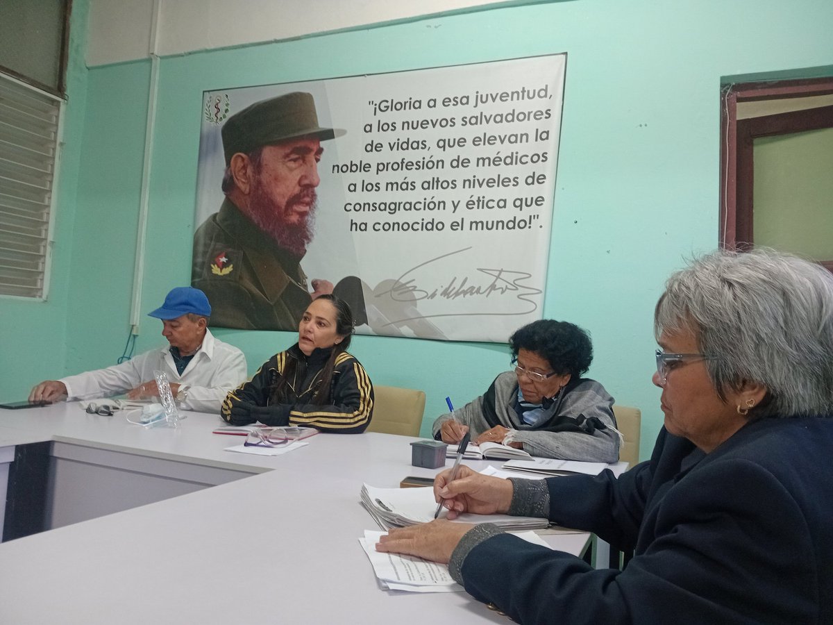 La rendición de cuentas, la herramienta para perfeccionar el actuar de los cuadros. Realizada comisión de cuadros en el CPHEM. 
#LasTunasPorLaSalud 
#PorUn26EnEl26 
<a href="/DiazCanelB/">Miguel Díaz-Canel Bermúdez</a> 
<a href="/DrRobertoMOjeda/">Dr. Roberto Morales Ojeda</a> 
<a href="/PartidoPCC/">Partido Comunista de Cuba</a> 
<a href="/LorenzoOsbel/">Osbel Lorenzo</a> 
<a href="/YelenysLasTunas/">Yelenys Tornet Menéndez</a>