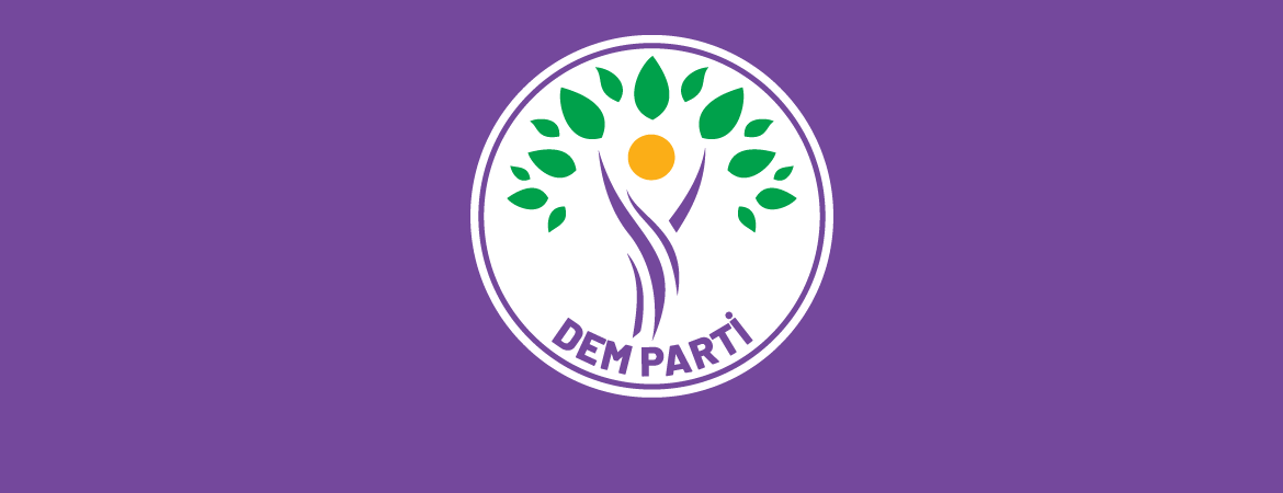 KurdsOnAlert7's tweet photo. Kürtçe sokakta, çarşıda yok olma tehlikesiyle karşı karşıyayken neden seçmeli ders için bile çağrı yapmıyor, teşkilatlarınızla alanlara inmiyorsunuz?

Neden yapmıyorsunuz @DEMGenelMerkezi ?

#KurdsOnAlert https://t.co/fK2cZjuhvd