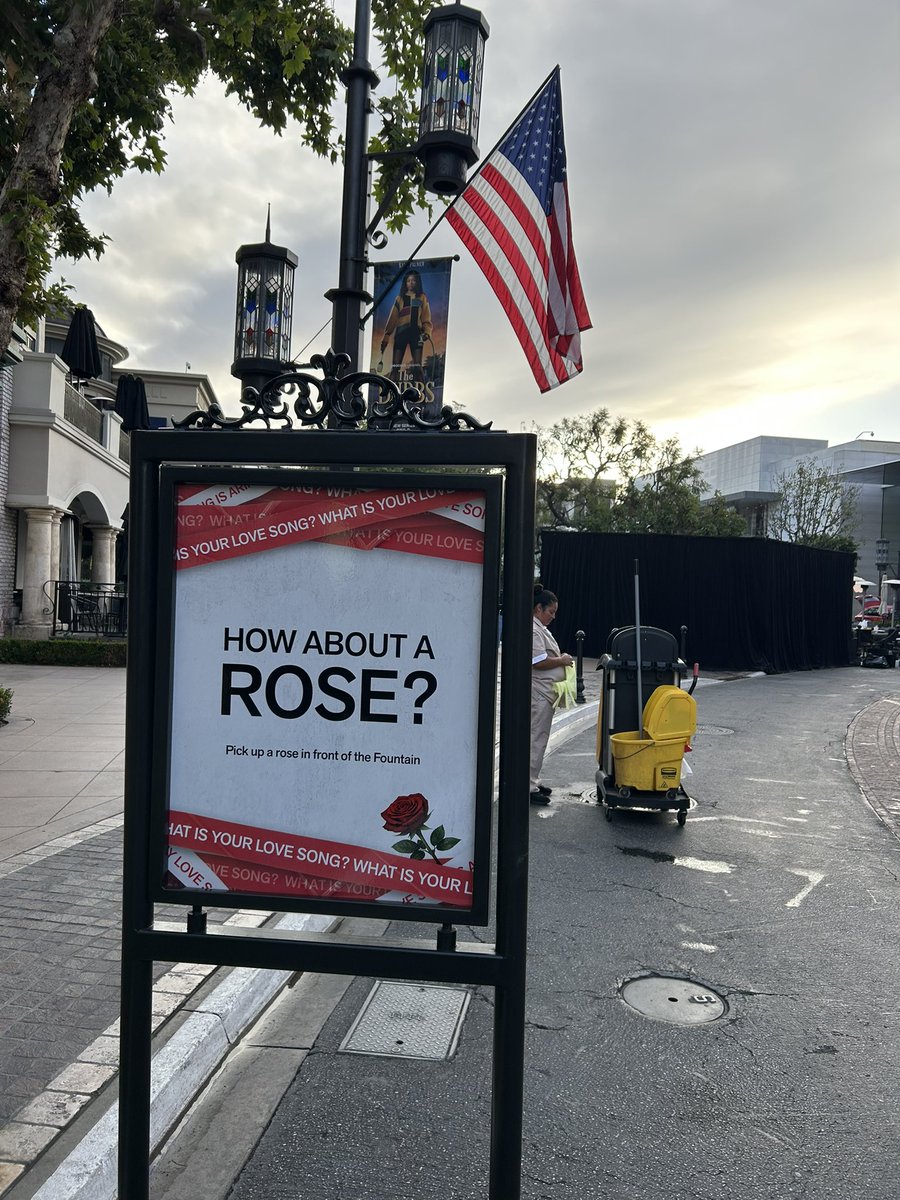 layoverpt2's tweet photo. the grove, LA EHEHEHEHE #whatisyourlovesong https://t.co/bAGcxGOb7I