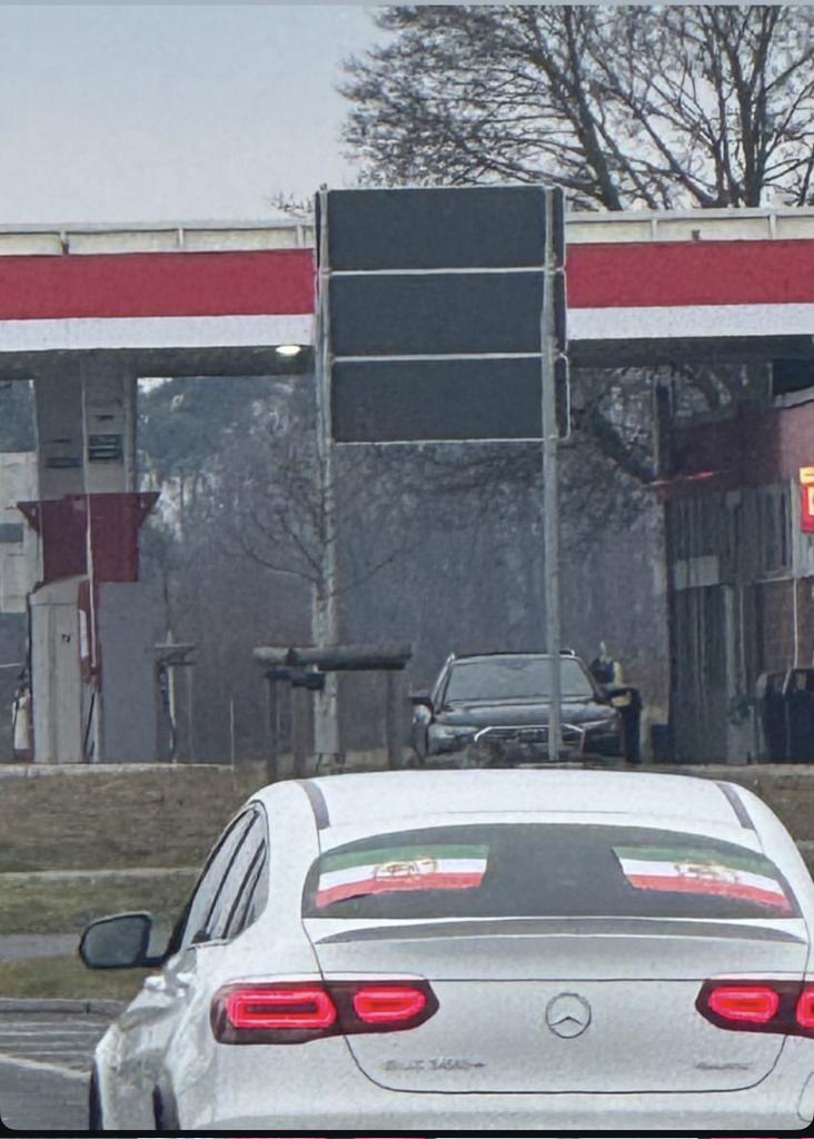 <a href="/mhmdyd95/">مُهَّمَدْ</a> ای وای گارسون ها و ظرف شورها ماشینشون اینه و تو حتی با کون دادنم اینو نداری