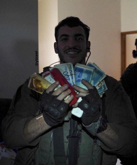 Abu_Salah9's tweet image. Reports have surfaced exposing Israeli soldiers for looting money and gold from homes in Gaza after their owners were killed or forced into displacement.

Expose them. Refuse silence.