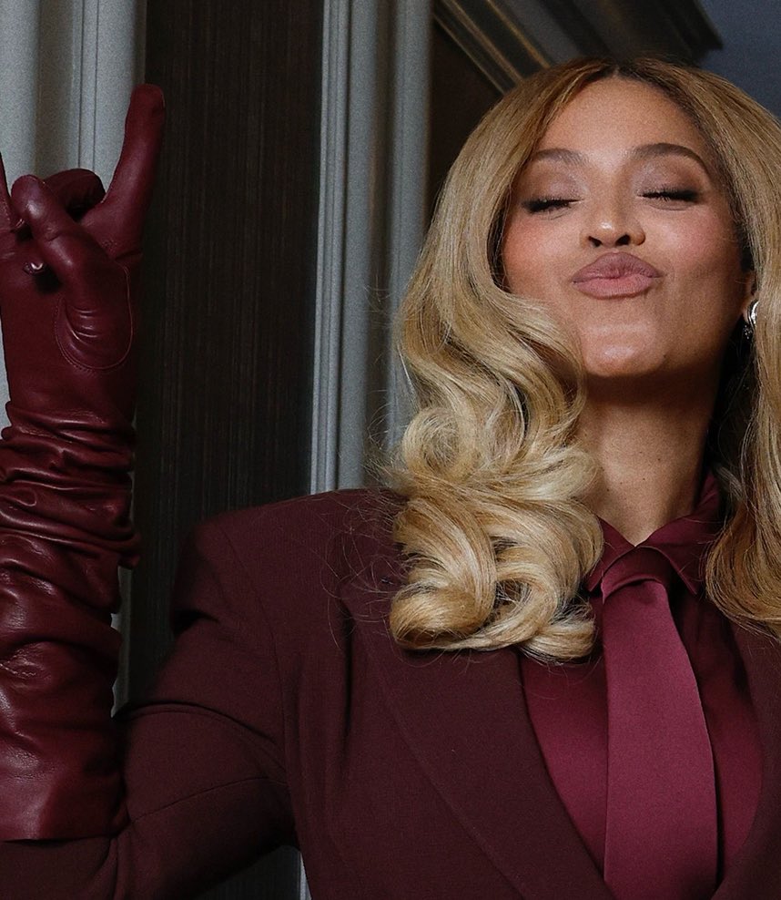 beyoncebrasil's tweet photo. 🚨 Estamos oficialmente na era do ACT III!

Tina Knowles publicou um vídeo de Rosetta Tharpe com a legenda: “Lenda não reconhecida: conheça a mulher que inventou o Rock &amp; Roll.” 🤘🏽 https://t.co/Y19BJT4h4u