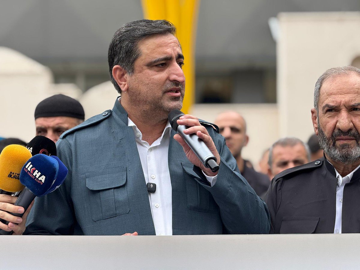 Kadın, erkek, genç, yaşlı; hepinizin ellerinden öpüyorum. “Anadilimi Seçiyorum – Kürtçe” yürüyüşümüzde ortaya koyduğunuz birlik bizlere umut verdi.
Kürtçe kimliğimizdir. Çocuklarımız anadilini özgürce seçebilsin.

Jin û mêr, kal û ciwan; ez destên we hemûyan maç dikim. Di meşa me