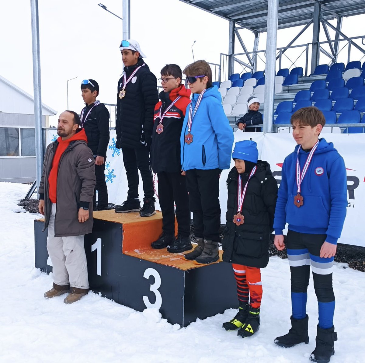 📍 Hakkari

✅ Erzurum’da Sporcularımızdan Madalya Yağmuru

Hakkari sporu; azmin, inancın ve zorlu şartlar altında yeşeren büyük hayallerin adıdır.

📌 09–13 Şubat tarihleri arasında Erzurum’da düzenlenen Biathlon 1. Etap Kayaklı Koşu ve Biathlon Yarışmalarında sporcularımız