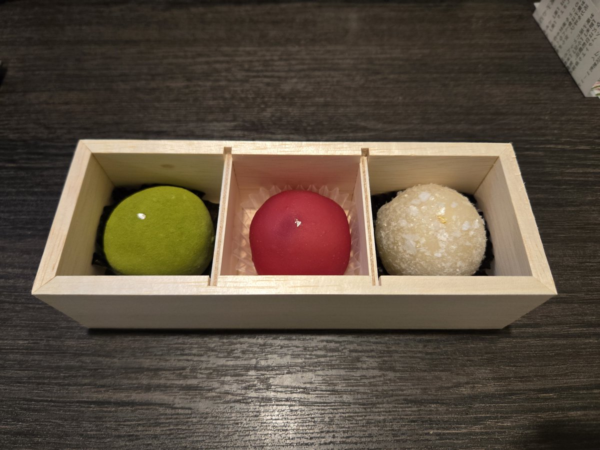 ぎゃすさんから貰った和菓子美味しすぎて、リアルにうふって声出た