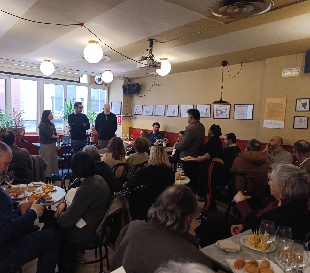 🎞️ David López Canales presentando «El narco y el nazi» en los Salones del Café Bretón de Logroño.
*
David López Canales y Christian Bergmann
El narco y el nazi
pepitas.net/libro/el-narco…

[XXXI Premio de no ficción Olarra &amp; Bretón 2025]