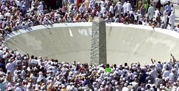 kkV9MjdIBDBBBQK's tweet photo. المكان الوحيد الذي تم فيه إلقاء الحجارة على المسلة كان أثناء مناسك الحج للمسلمين - ثم جاء الوهابيون والسعوديون، الذين يتم فضحهم اليوم أيضًا في ملفات إبستين، وقاموا ببناء جدار حول هذه المسلة. https://t.co/OLYn1UDQXa