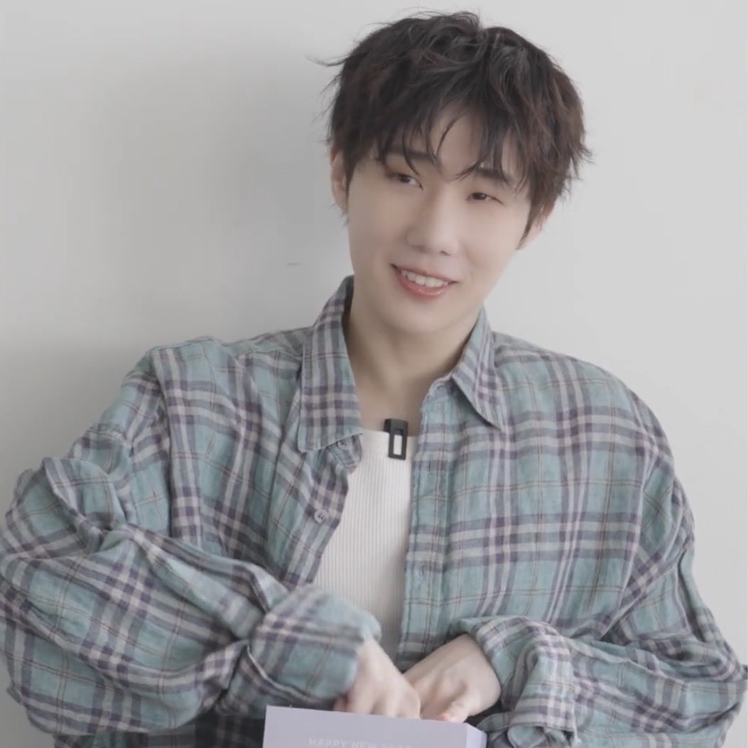 nwh, 발렌타인데이라고 ksk 줄 🍫만들어 감
그러고는 계속 형 반응 체크하고 살핌. 
ksk, 🍫 만들어 온 nwh 귀여워서 
일부러 반응도 좀 크게 해주고 칭찬 해주면서 
쳐다보는데 nwh 계속 딴 데 보고 부끠러워함.