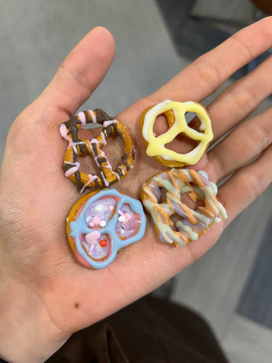 [#HYUNBIN]
우리 파워😊😊🙃 파워 오늘은 발렌타인데이였어요 !! 오늘 파워들도 많이 만나고 좋은 시간 가졌는데요 여러분 그거 알아요 ? 저희 발렌타인이 발매되고 벌써 3번째 발렌타인데이를 함께 했다는 거 ㅎㅅㅎ 시간이가 정말 빠르게 흘러가죠 발렌타인이 나온지도 2년이나 지났고 컴트루 음방이