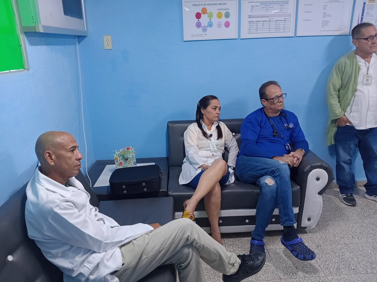 Nos llegamos hasta la sala de terapia intensiva pediátrica, fue el escenario para la discusión técnica de un caso de interés epidemiológico. Gracias a su colectivo.
#LasTunasPorLaSalud
#PorUn26EnEl26 
<a href="/DiazCanelB/">Miguel Díaz-Canel Bermúdez</a> 
<a href="/DrRobertoMOjeda/">Dr. Roberto Morales Ojeda</a> 
<a href="/PartidoPCC/">Partido Comunista de Cuba</a> 
<a href="/LorenzoOsbel/">Osbel Lorenzo</a>
<a href="/YelenysLasTunas/">Yelenys Tornet Menéndez</a>