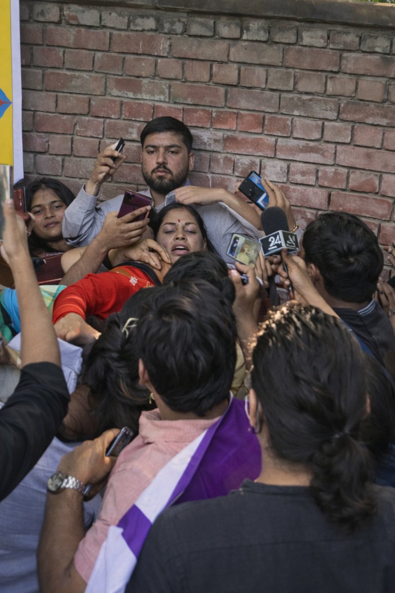 rajput_of_india's tweet image. दबंगों की बहन बेटियों का कभी प्रशासन अपमान करता है तो कभी राजनेताओं के इशारे पर कुछ छात्र नेता।

अभी तो बहुत कुछ देखना बाकी है देखते जाओ।

#UGCAct #UGC_RollBack
दबंग राजपूत                            दबंग ब्रह्मण