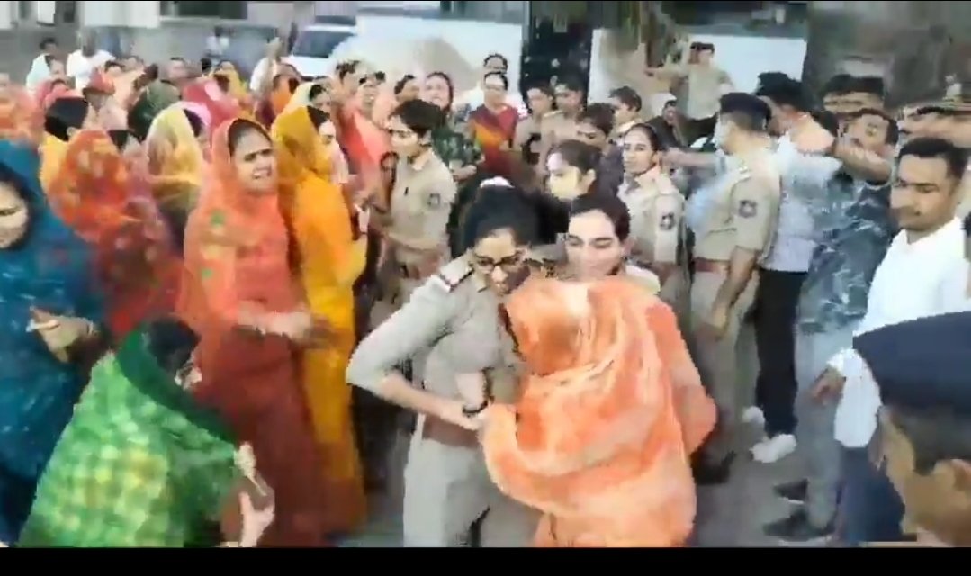 rajput_of_india's tweet image. दबंगों की बहन बेटियों का कभी प्रशासन अपमान करता है तो कभी राजनेताओं के इशारे पर कुछ छात्र नेता।

अभी तो बहुत कुछ देखना बाकी है देखते जाओ।

#UGCAct #UGC_RollBack
दबंग राजपूत                            दबंग ब्रह्मण