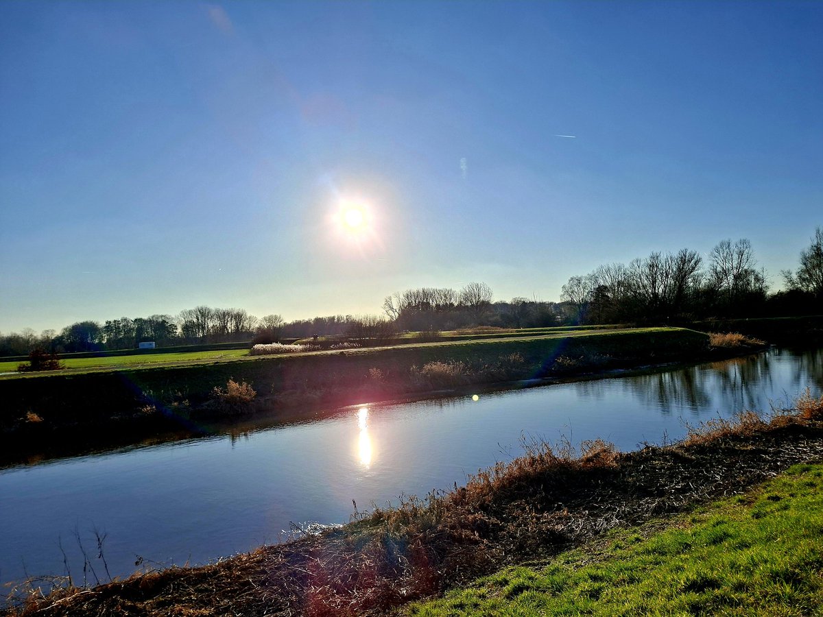 TanjaJoris's tweet photo. Lier om 16.25u. #vrtweer #NaturePhotography #NatureLovers #weatherphoto @HetweerinBelgie @MeteovistaBe @mooieluchten https://t.co/WEwP2dZCXv