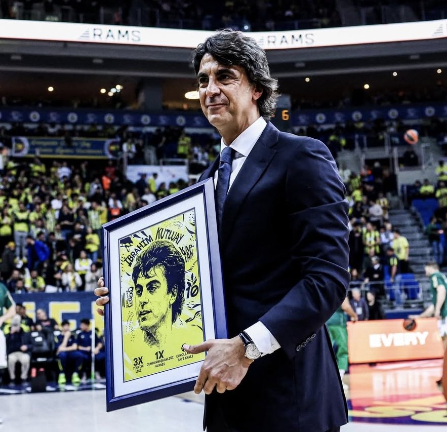 Fenereditor's tweet photo. İbrahim Kutluay: "Bekar bir insanım, şu an sevgilim de yok. Akşam arkadaşlarımla Fenerbahçe’nin maçını seyredeceğim. Bundan daha güzel sevgililer günü mü var?" https://t.co/iJ9ichaseq
