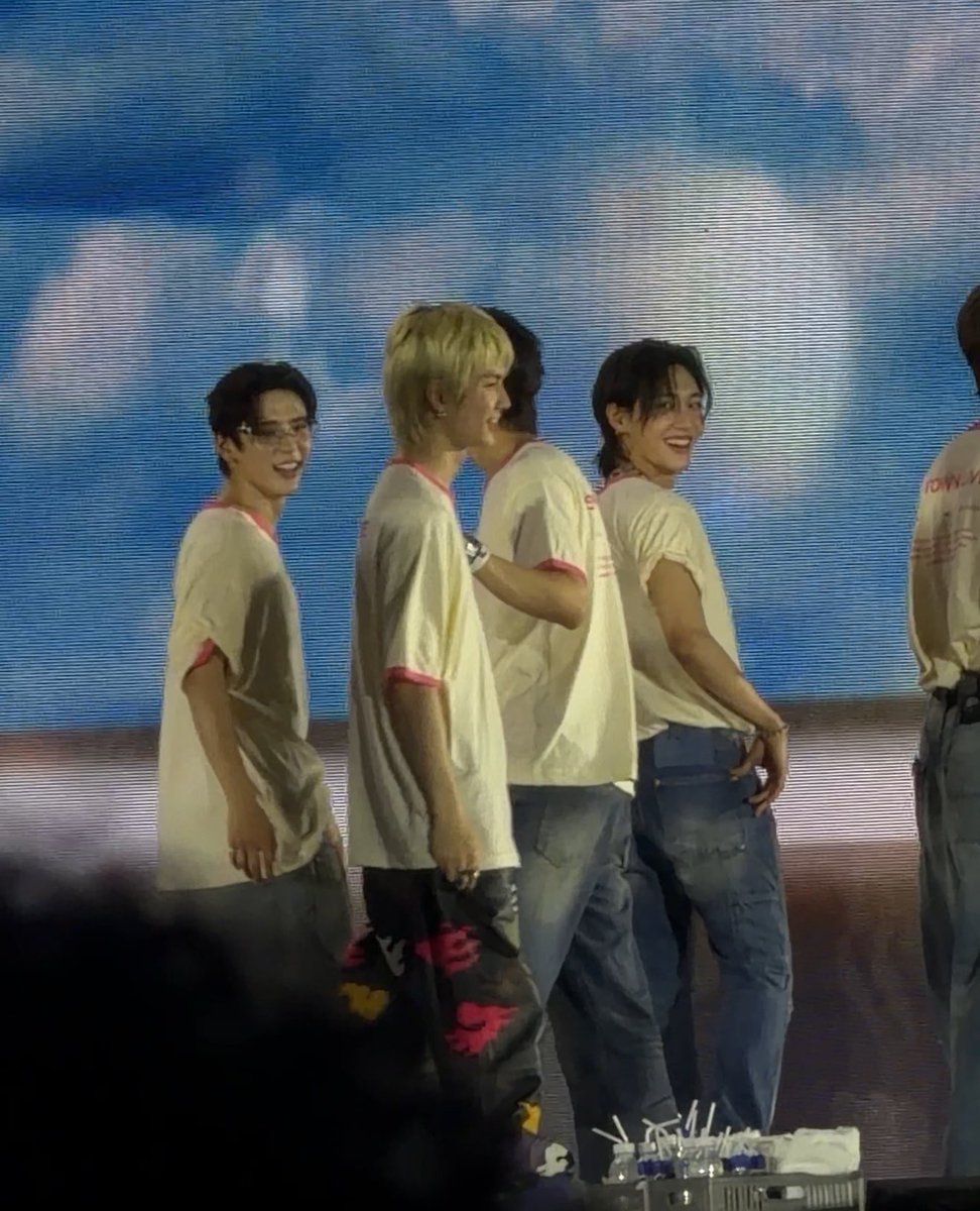 เนี่ย 55555555555555555555 แอนตันจับไหล่ซึงฮัน พี่โชทาโร่กับวอนบินหันมายิ้มแซว แม่งน่ารักว่ะ 😭