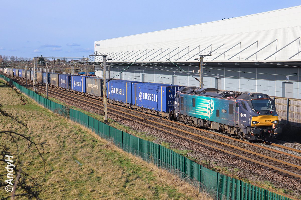holtona72's tweet image. #Caturday at Nortoft Lane, Kilsby. Finally got my final 88 for 👀 &amp;amp; 📸 today as @DRSgovuk 88001 'Revolution' arrived in the sunshine at #DIRFT with the late running 4M27 from Coatbridge Down Refuge Siding. #DRS 14/2/26