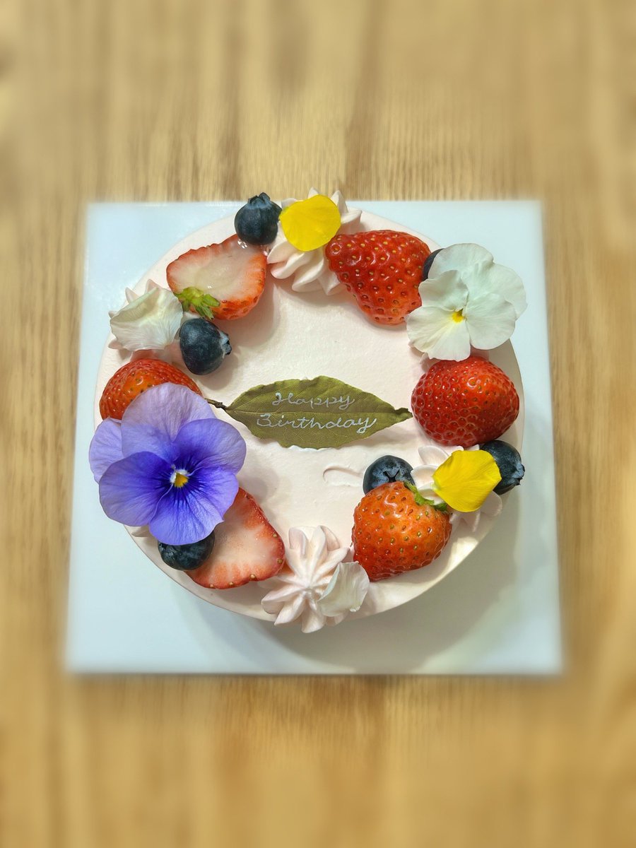 fp_ykn's tweet photo. 急な休日になっちゃったから、父の誕生日ケーキをお友達のお店に買いに行ってきました🎂
めちゃくちゃ可愛い🌼 https://t.co/4UlB0EhrsK