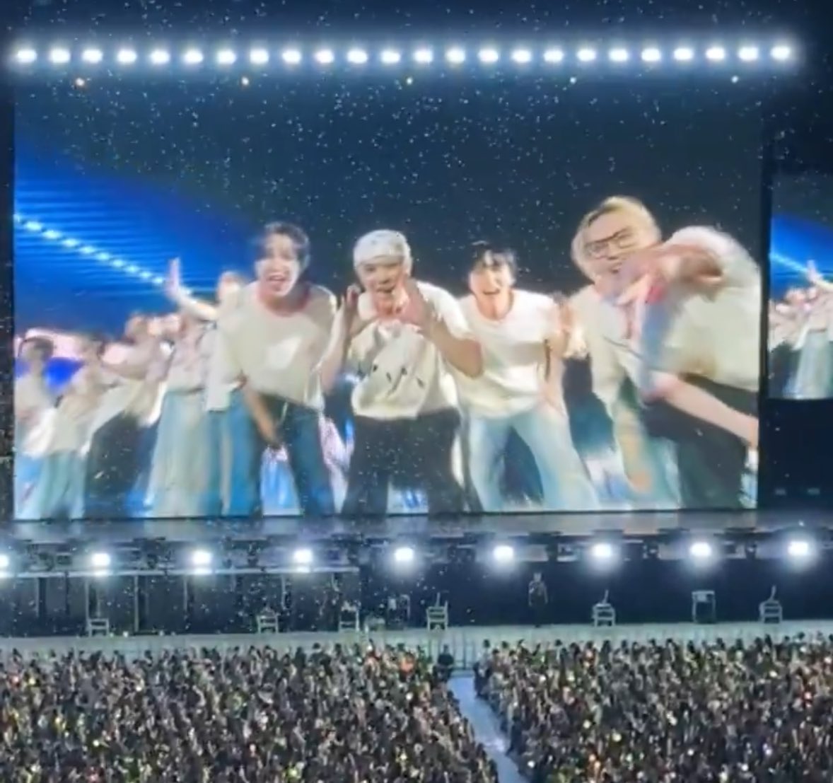 기자님쫙깔린 공항 출근길에
정재현♡ 생일축하해~♡ 들고 활보하기
관객 193017명있는 슴콘에서
재현아 생일축하해!!!!!!!♡ 외치기

나 진짜 가족칠없으면 안된다고……………