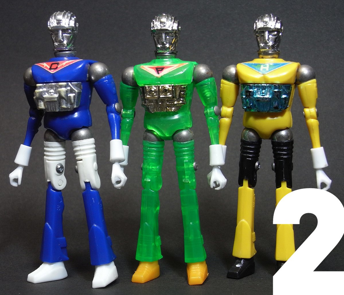 初代だが、俺はミクロマンガムの黒白タイタン持ってたな。金欠で