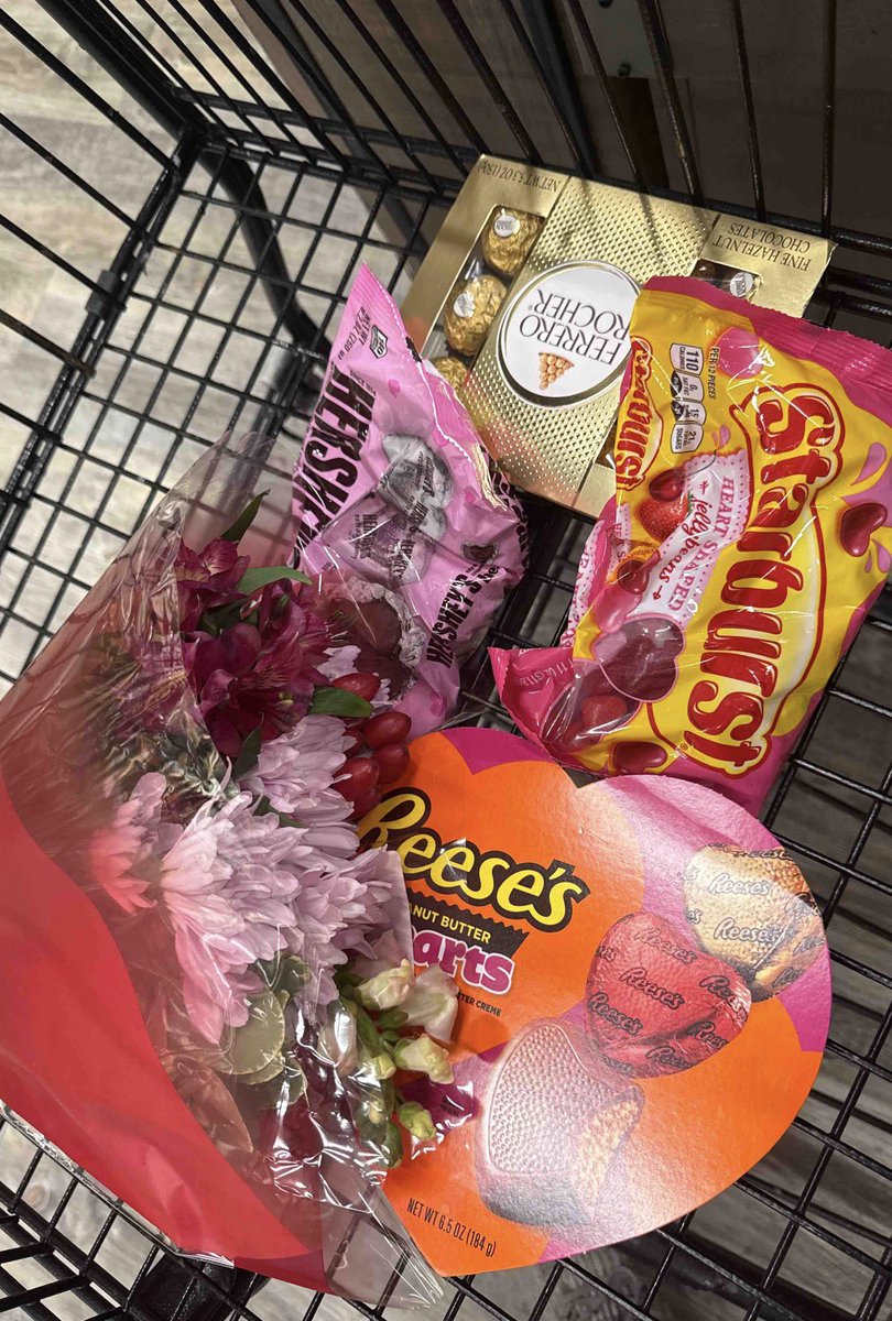 MusingsofaMuse's tweet photo. To the calm in our chaos @amyb_eg happy Valentineโs Day from all your sisters @Shinsinnnnnn @perthniority @joey_9666 ๐ธ #pepegang https://t.co/vwubHvHcP2