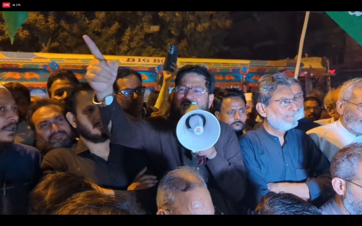 جماعت اسلامی کا #جینے_دو_کراچی_دھرنا، ممبر صوبائی اسمبلی محمد فاروق شرکاء سے مخاطب ہیں ۔ ۔ ۔
اطلاعات کے مطابق امیر جماعت اسلامی کراچی منعم ظفر خان اب سے کچھ دیر بعد اگلے لائحہ عمل کا اعلان کرینگے۔