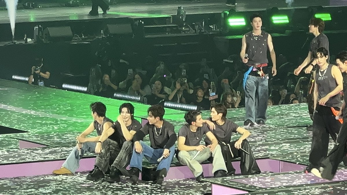 ชาวอัลฬาวี เข้าเมืองอาจไม่ชิน5555

#RISERCONCERTD2 
#winmetawin #Fourthnattawat #phuwintang #PerthTanapon #nanon_korapat