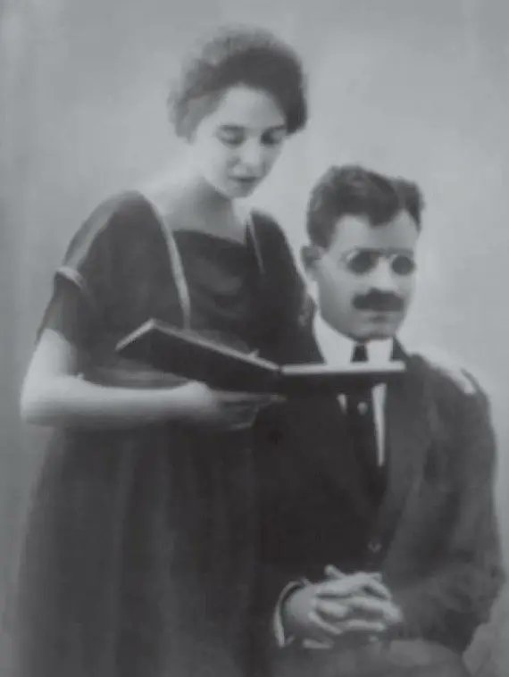 سوزان طه حسين
.............
لم تكن علاقة طه حسين بزوجته سوزان صفحة عابرة في سيرته، بل كانت فصلًا عميق الدلالة في كتاب حياته، فصلًا كُتب بالمحبة والصبر والإيمان المتبادل.. فقد جاءت سوزان إلى حياته في لحظة فارقة، حيث كان فقدان البصر قد أغلق أمامه نوافذ كثيرة، لكنها فتحت له نوافذ