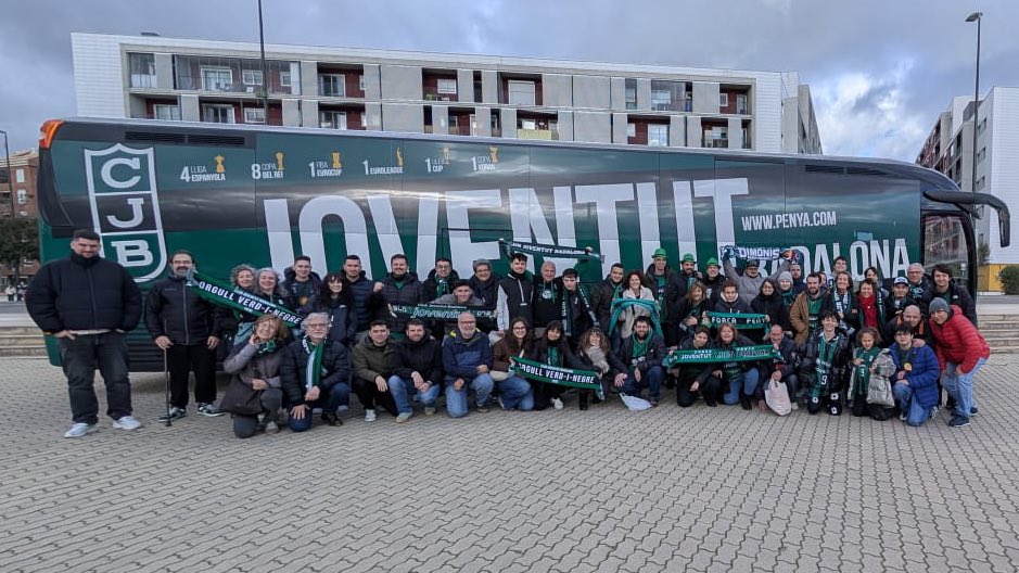 💚🖤 La nostra expedició ja és a Saragossa!

Segur que els jugadors noten la vostra presència i els dona força per sumar la victòria. Força Penya! 🙌

🤝 Gràcies <a href="/EstrellaDammCat/">Estrella Damm Cat</a> per fer possible el desplaçament

#ASISAJoventut #CityOfBadalona