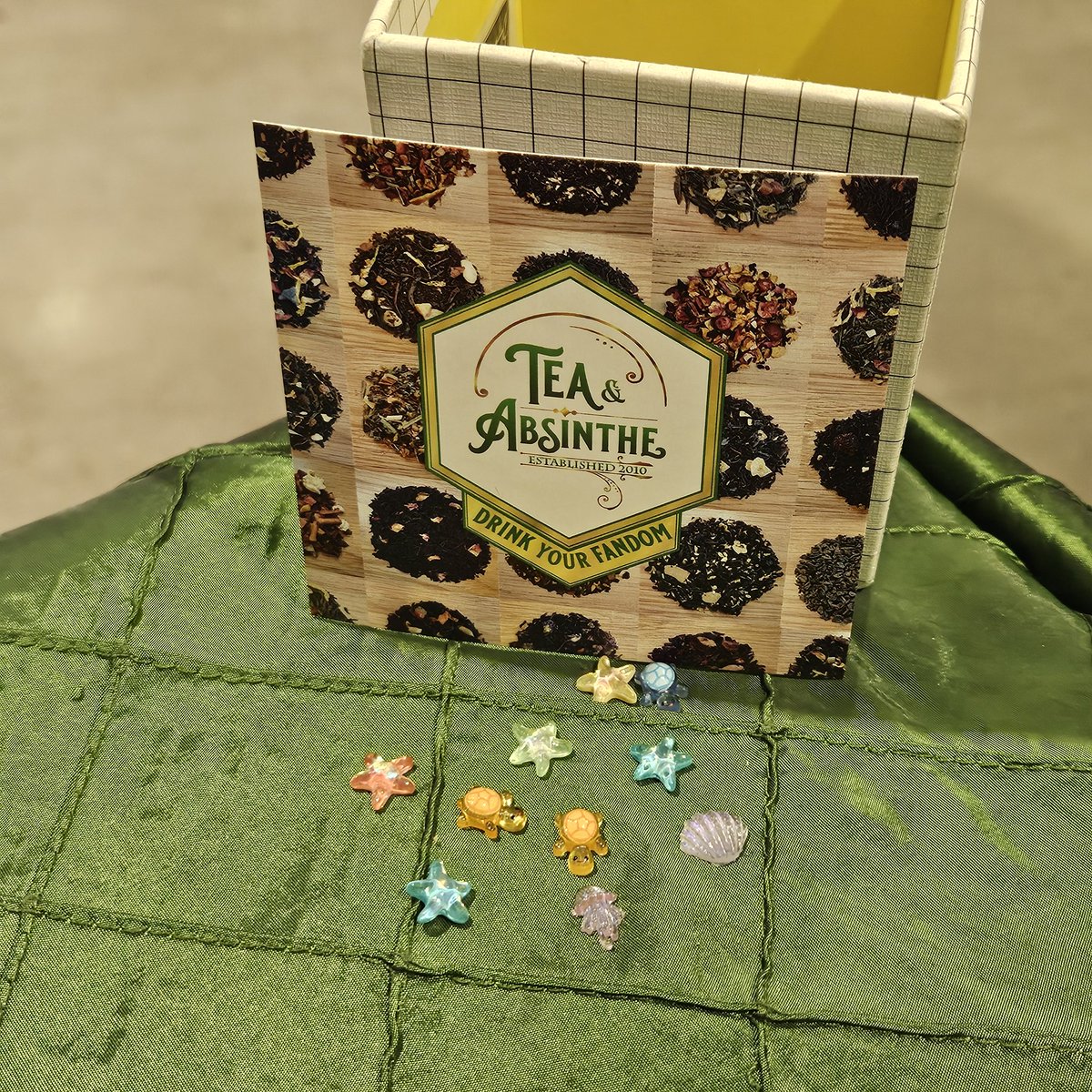 TeaAndAbsinthe's tweet photo. Whoever left these trinkets on our table yesterday, thank you so much! They made me happy and smiley every time I looked at them.

Wanna trinket trade? Stop by our booth and we'll trade you for some ribbons. We’re at Katsucon booth #D8 this weekend. https://t.co/TW16GSDeTa