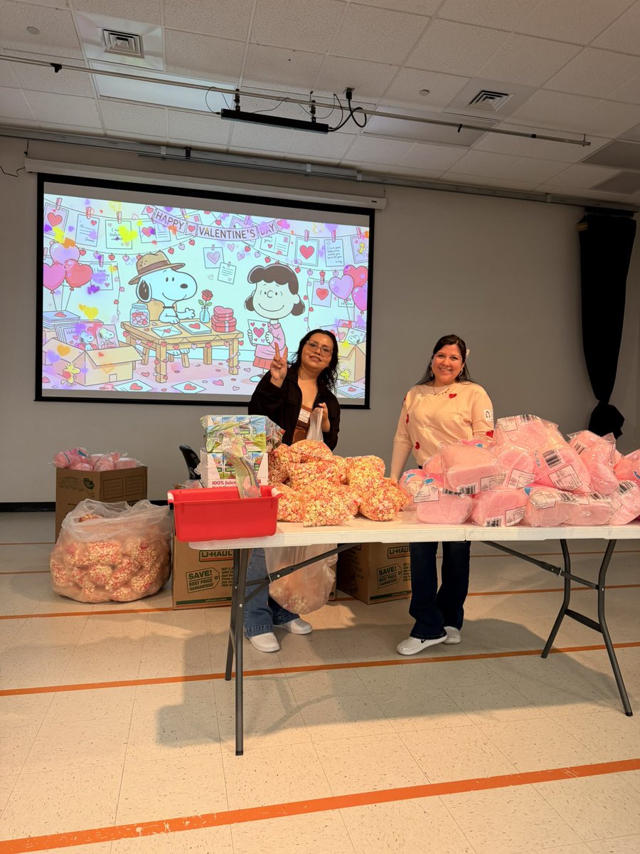 JohnDrugan_PK8's tweet photo. Thank you parent volunteers and @CIS_Estrella for your support in coordinating our February Fundraiser! Our kids 🥰 it! Thank you parents for your support @SISD_ES #LeadLikeADragon https://t.co/sj1txnmsqO