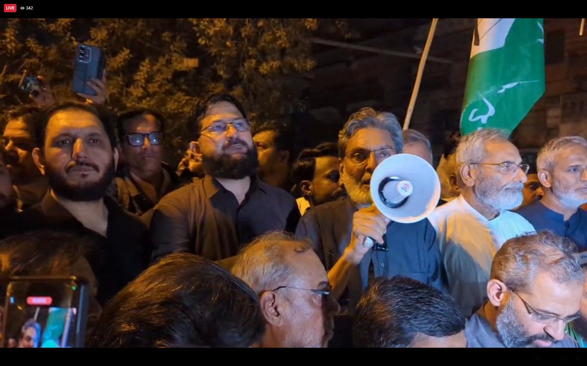 جماعت اسلامی کا #جینے_دو_کراچی_دھرنا، اپوزشن لیڈر کراچی سٹی کونسل سیف الدین ایڈووکیٹ شرکاء سے مخاطب ہیں ۔ ۔ ۔ اطلاعات کے مطابق امیر جماعت اسلامی کراچی منعم ظفر خان اب سے کچھ دیر بعد اگلے لائحہ عمل کا اعلان کرینگے۔