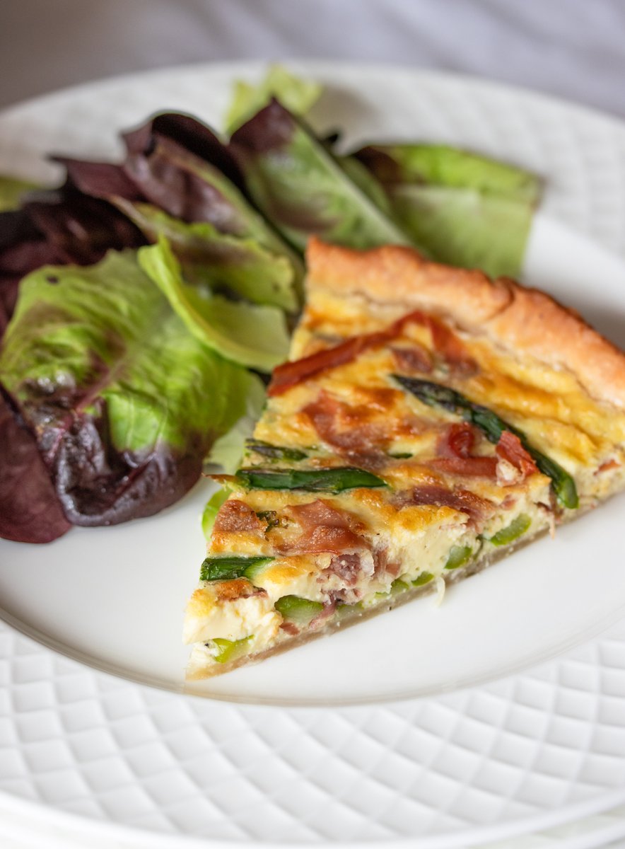This Asparagus Quiche recipe is packed with fresh asparagus that are steamed, thinly sliced prosciutto, and this light and delightful egg cream custard.
giangiskitchen.com/fresh-asparagu…  #asparagus #quiche #easydinner