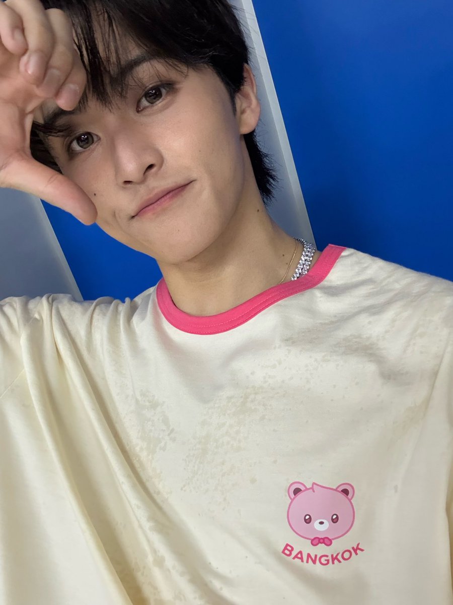 น้องม้าคมาแล้วววว เสื้อน่ารักจัง เพิ่งเห็นว่ามีคำว่า Bangkok ด้วย🥹🥹🥹🥹🥹