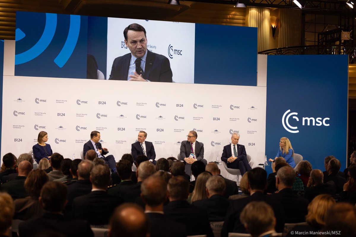 Powiem jasno. To Europa płaci teraz za tę wojnę. Kupujemy amerykańską broń, aby dostarczyć ją Ukrainie. Dodatkowy pakiet pomocowy USA wyczerpał się w zeszłym roku. Płacimy za nasze bezpieczeństwo i dlatego zasługujemy na miejsce przy stole negocjacyjnym.

📍Monachijska