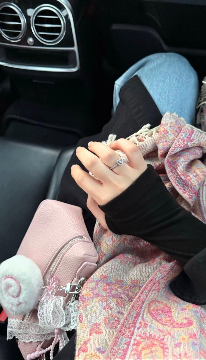 يارب ..
أخرج من قلبي من يرانِي ثقيلةُ عليه ، حتى لو كان قلبي استلطف ، واعتاد وجُوده...
اللهُم لا تضع أحداً في قلبي ..
إلا بنفس القدر الذي وضعتني في قلبه ..
#مساء_الود_والورد