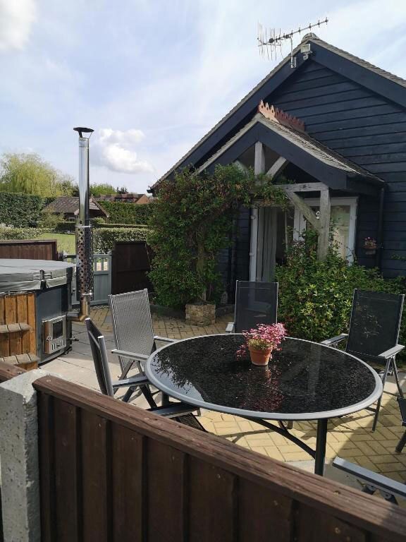 aroundaboutbrit's tweet image. Enjoy the Kentish Countryside from Stable Oak Cottages.

The North Downs Way is a stunning 153-mile walk, stretching from Farnham in Surrey all the way through Kent to the white cliffs of Dover.

aroundaboutbritain.co.uk/Kent/14441

#StableOakCottages #Kent #NorthDownsWay #Walking