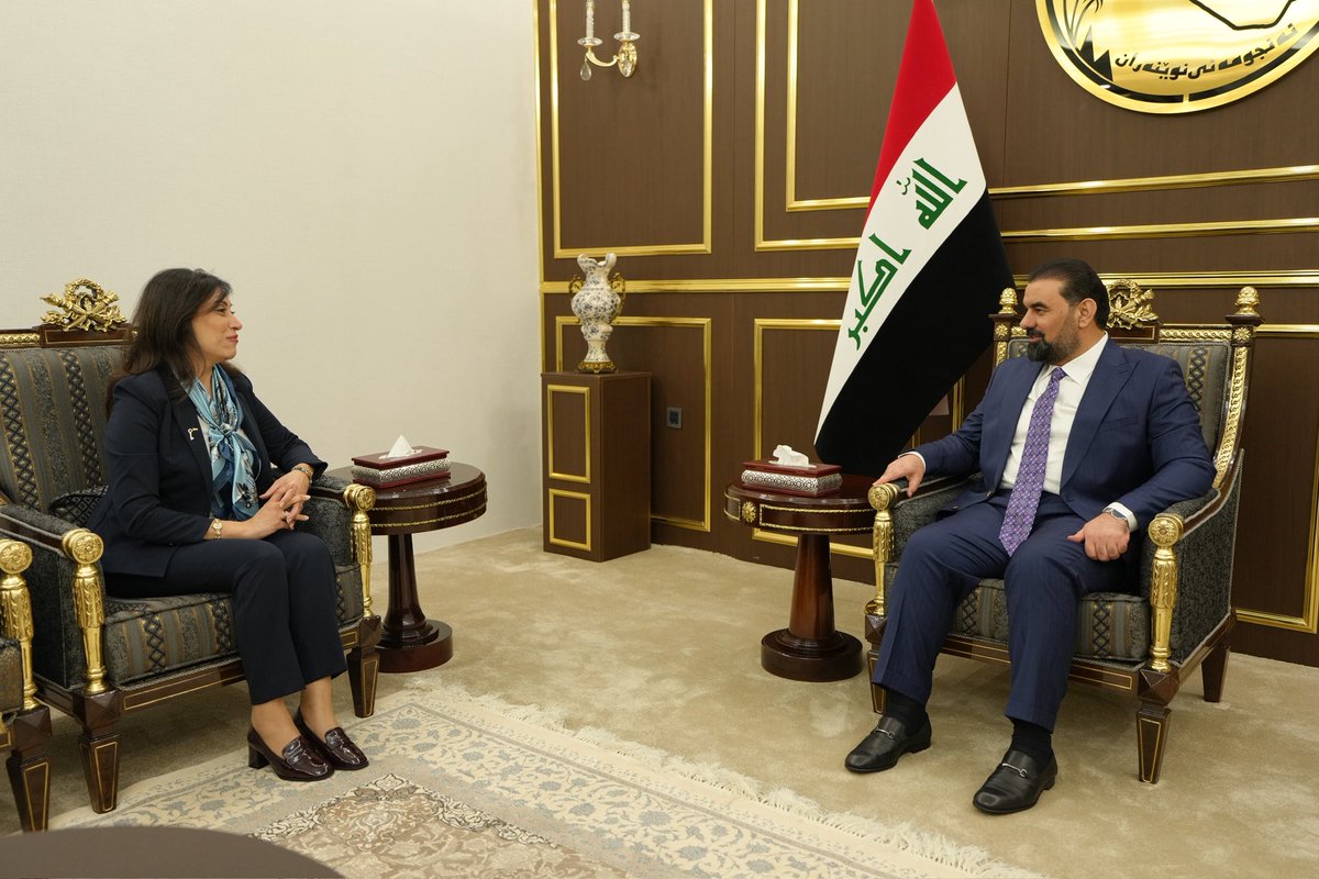 استقبل رئيس مجلس النواب السيد هيبت الحلبوسي، اليوم السبت، السفيرةَ الفلسطينية الجديدة لدى العراق السيدة سمر عبد الرحمن حسين عوض الله.

وفي مستهلِّ اللقاء، هنَّأ السيد رئيس مجلس النواب السفيرة عوض الله، متمنياً لها النجاح في أداء مهامّها الدبلوماسية، مؤكداً حرص العراق على تعزيز
