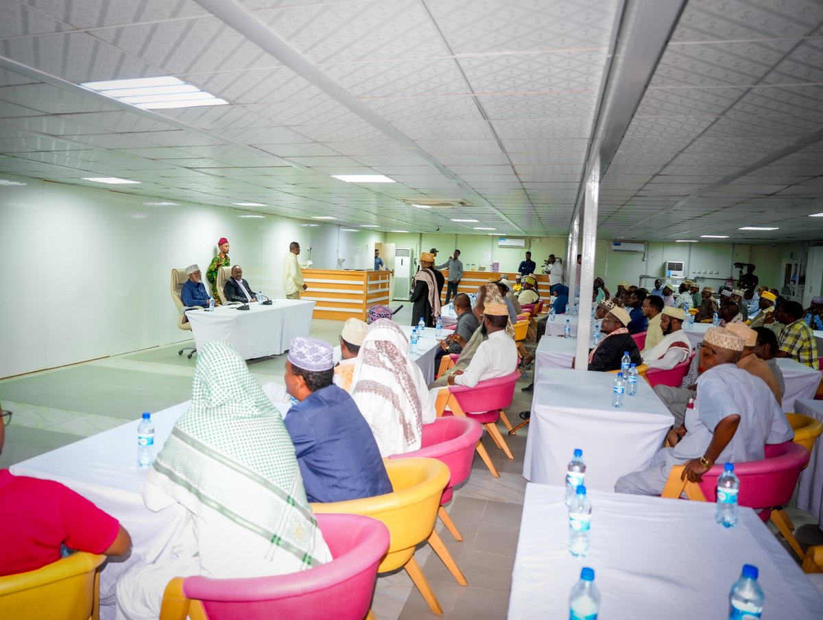 Cabdalleaxmed's tweet image. IS BEDDEL WEYN OO LAGA DAREEMAY AAGGA GAROONKA #MUQDISHO IYO NOLOSHA DADKA OO SOO LAABATAY

Ganacsatada maqaayadaha, hoteellada, timo jarayaasha, gaadiidleyda iyo xitaa dadka shaxaadka/tuugsiga ku nool ee Muqdisho ayaa si weyn ugu duceynaaya Madaxweyne @HESaidADeni  iyo