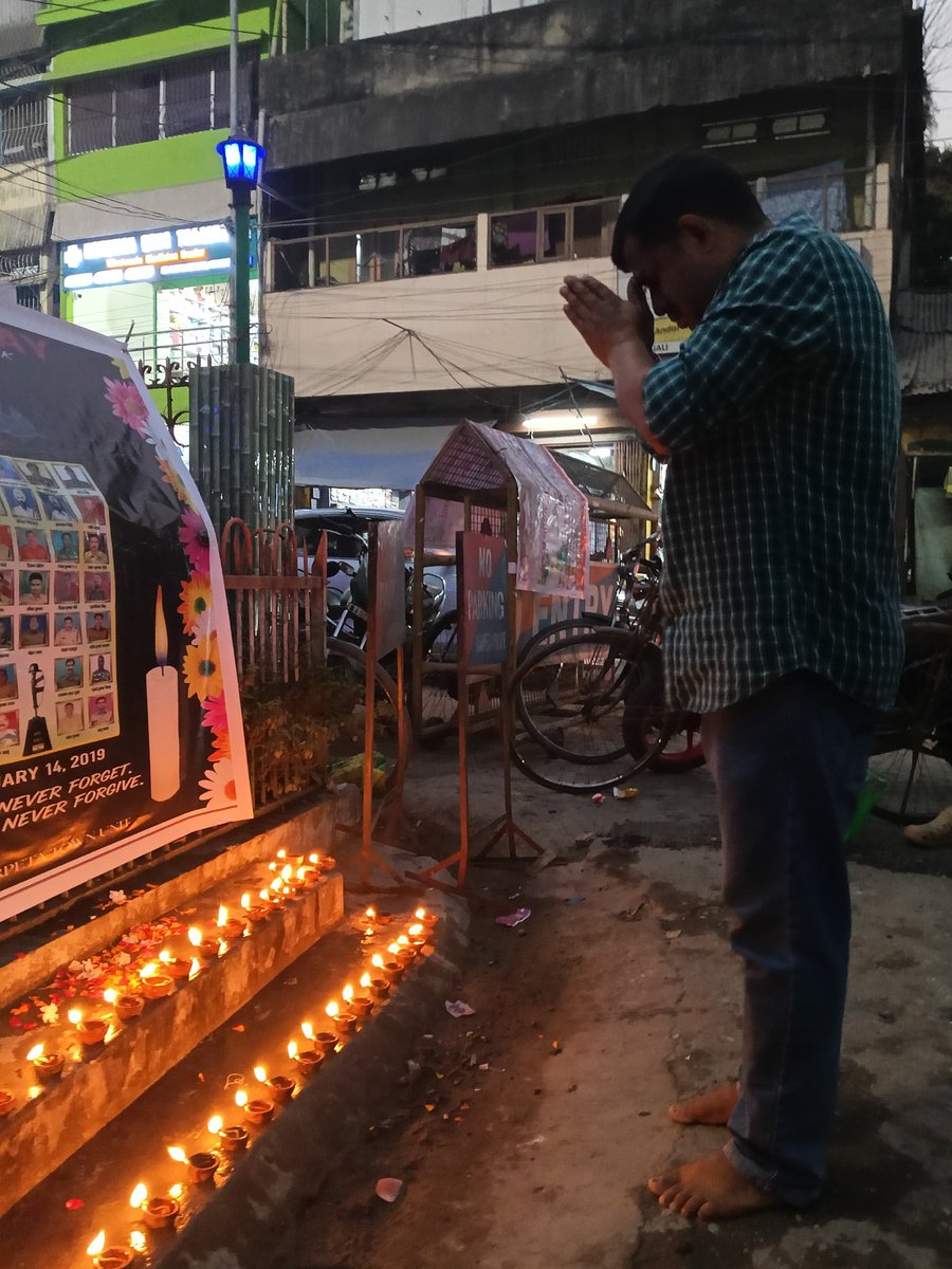 ২০১৯ চনৰ আজিৰ দিনটোতে ৪০ জন আই ভাৰতীৰ সন্তান কাশ্মীৰৰ পুলৱামাৰ বোমা বিস্ফোৰণত শ্বহীদ হৈছিল, আজি অখিল ভাৰতীয় বিদ্যাৰ্থী পৰিষদ বৰপেটা নগৰ শাখাৰ কৰ্য্যকৰ্তা সকলে আজি বৰপেটা পাঁচালি চকত শ্বহিদ বীৰ জোৱান সকলক বন্তিৰে স্মৰণ কৰে।

#ABVP #ABVPAssam