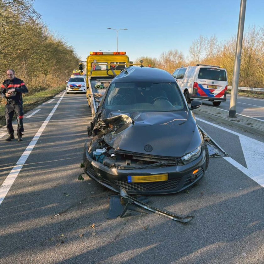 Auto belandt tegen boom na aanrijding op N207
