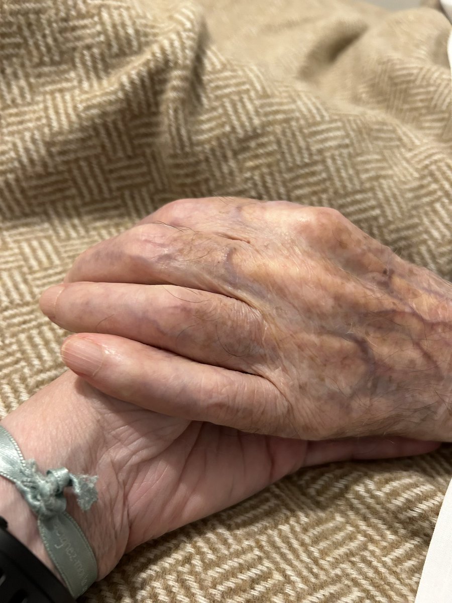 Seguimos acompañándote, papi,hasta que Dios quiera.

“Hágase, cúmplase y sea eternamente alabada y ensalzada la justisima y amabilísima voluntad de Dios sobre todas las cosas”.

Dios sabe más.