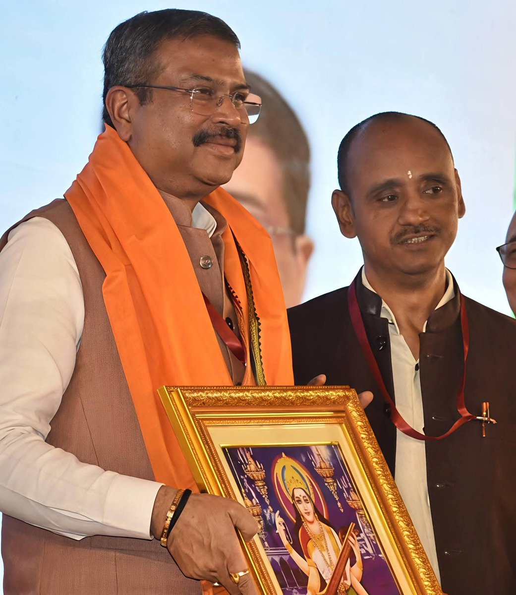 ShailendraWB's tweet photo. आज कोलकाता  में आयोजित 'महानगर शिक्षक सम्मेलन' में  केन्द्रीय शिक्षा मंत्री श्री Dharmendra Pradhan जी, श्री Suvendu Adhikari जी, ओडिशा के शिक्षा मंत्री श्री Suryabanshi Suraj जी उपस्थित हुए।यशस्वी शिक्षा मंत्री श्री Dharmendra Pradhan जी को सम्मानित करने का अवसर मिला। https://t.co/p1NtZLoFtt