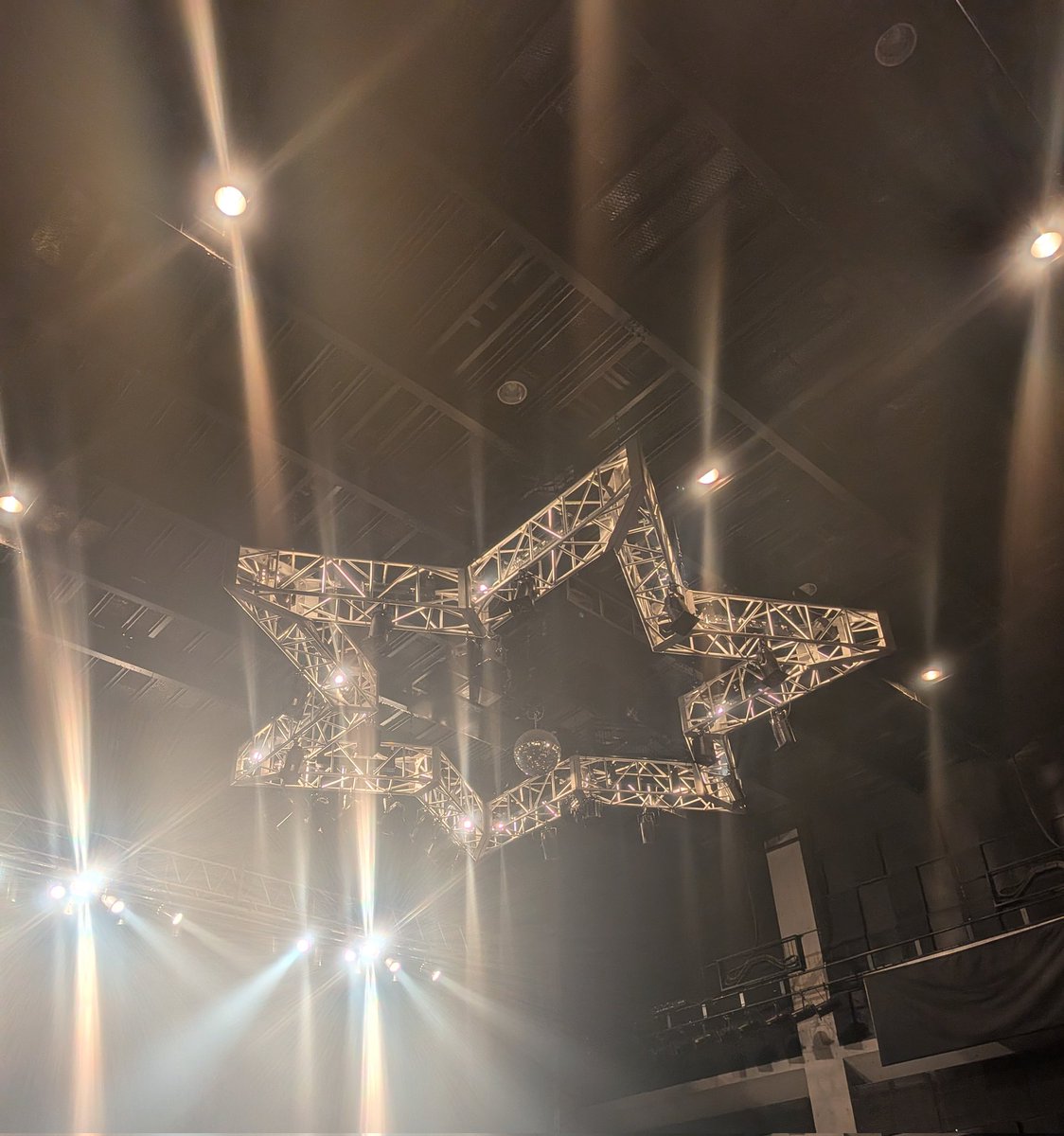 KeyLuchadoll's tweet photo. 日が変わって
昨日はこちらでした！　
川崎CLUB CITTA

年が明けて1ヶ月半ほど経ちましたが、
ようやく巡礼観れました！
2026年明けましたー

『八十八ヶ所巡礼』のロゴをバックに
演奏する3人の姿が素敵でした！
今後、毎回そうして欲しい

そして、おとぼけビーバー可愛すぎ！
楽しすぎました！ https://t.co/ICAnMNIr9N