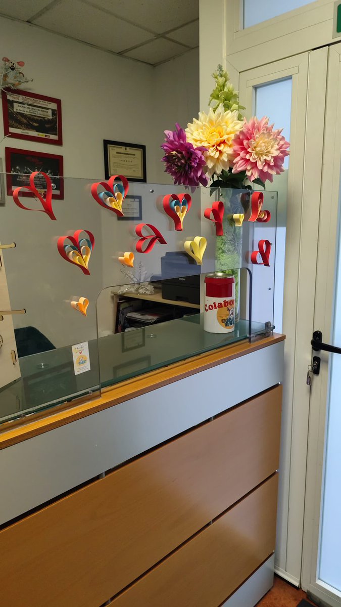 aconotramirada's tweet photo. Celebramos San Valentín en Con Otra Mirada 💖 Los alumnos de #Diverarte han llenado la asociación de corazones ❤️ Puertas y rincones se transforman con ilusión y cariño. Cada creación refleja compañerismo y la magia de crear juntos. 💫 #SanValentín #AmorEnElAire #valdemoro https://t.co/dwhFndFXWf