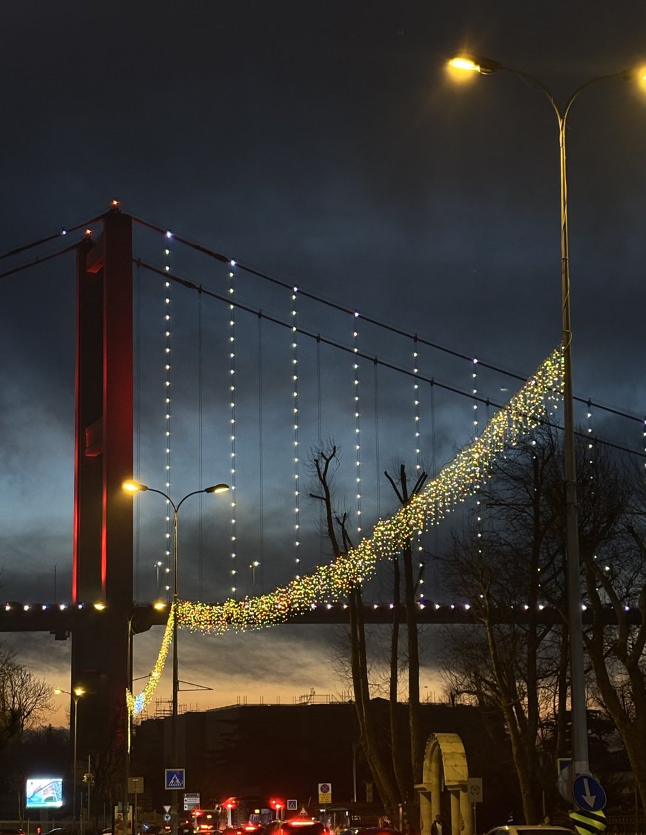 bir şey mi kutluyoruz ne bu ışıklandırmalar