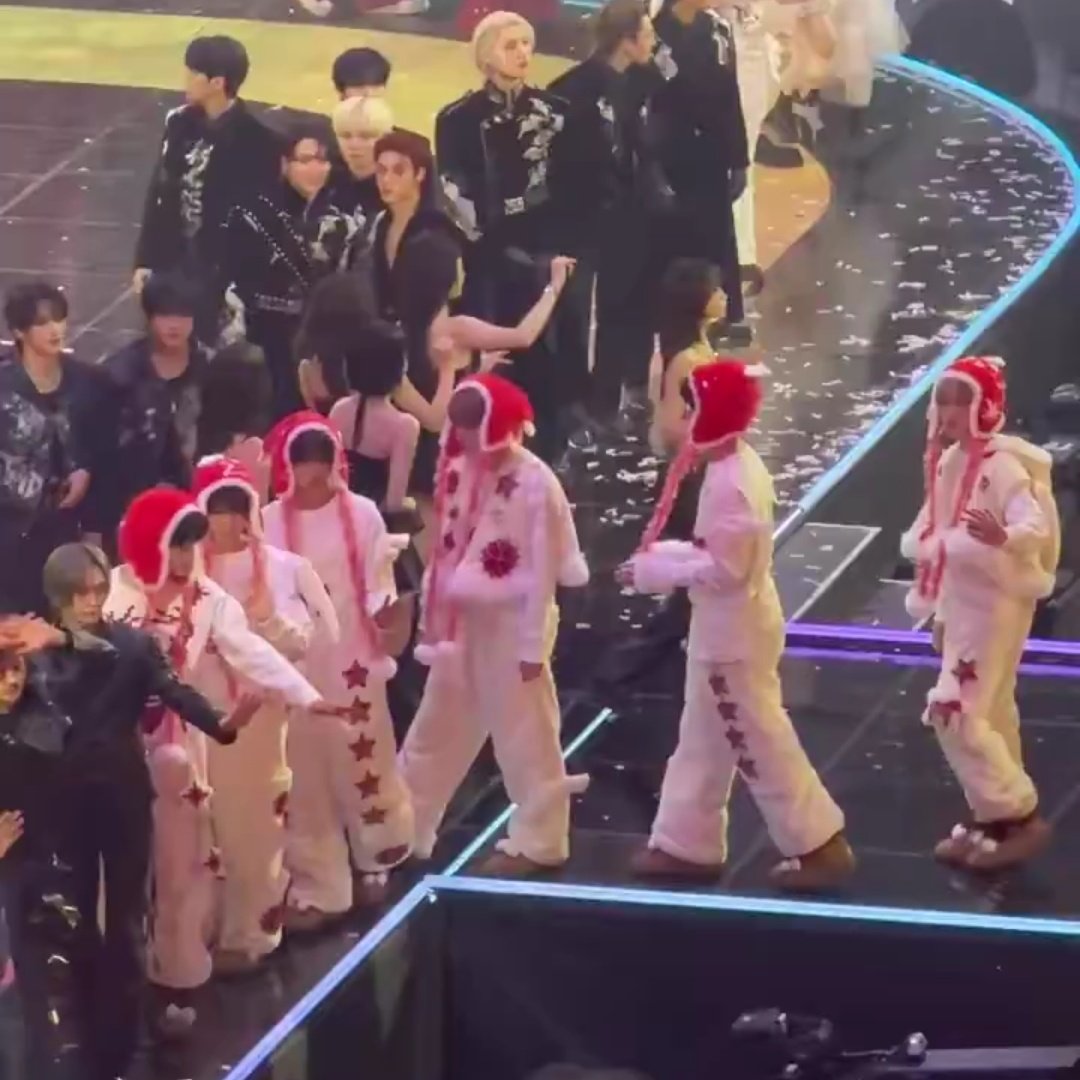 i love how even if you put a hundred idols on stage, we can still recognize wishies instantly